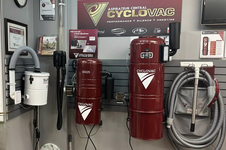 Aspirateur central noir avec boyau et poignée, proposé par Les Distributions BD. Un système efficace et pratique pour un nettoyage optimal.