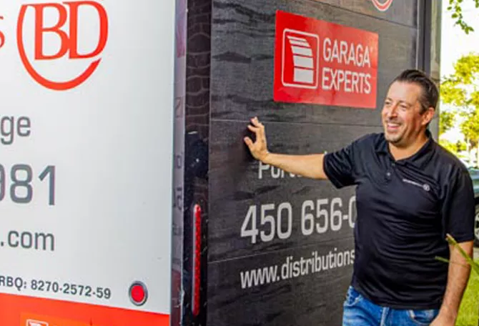 Technicien de porte de garage avec son camion Distribution BD